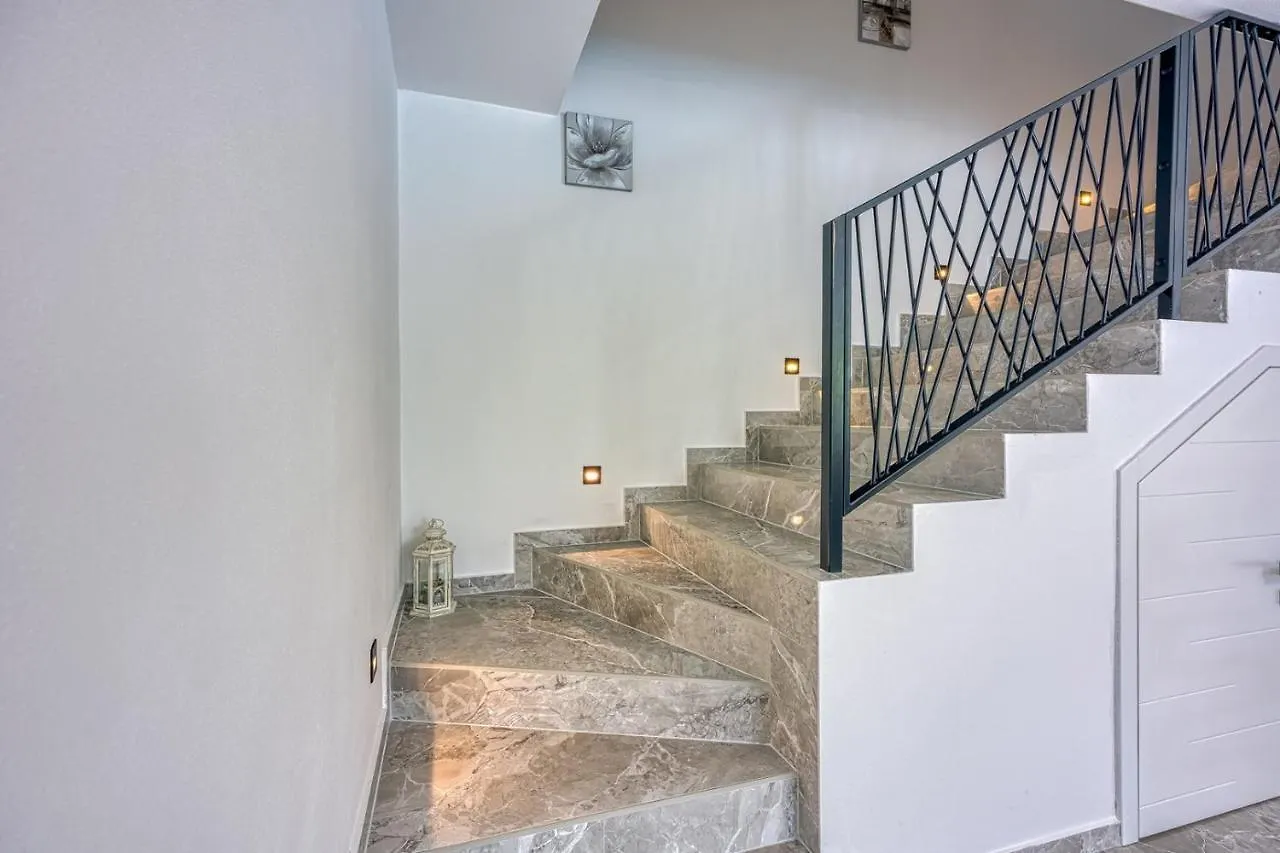 Villa In Nova Vas